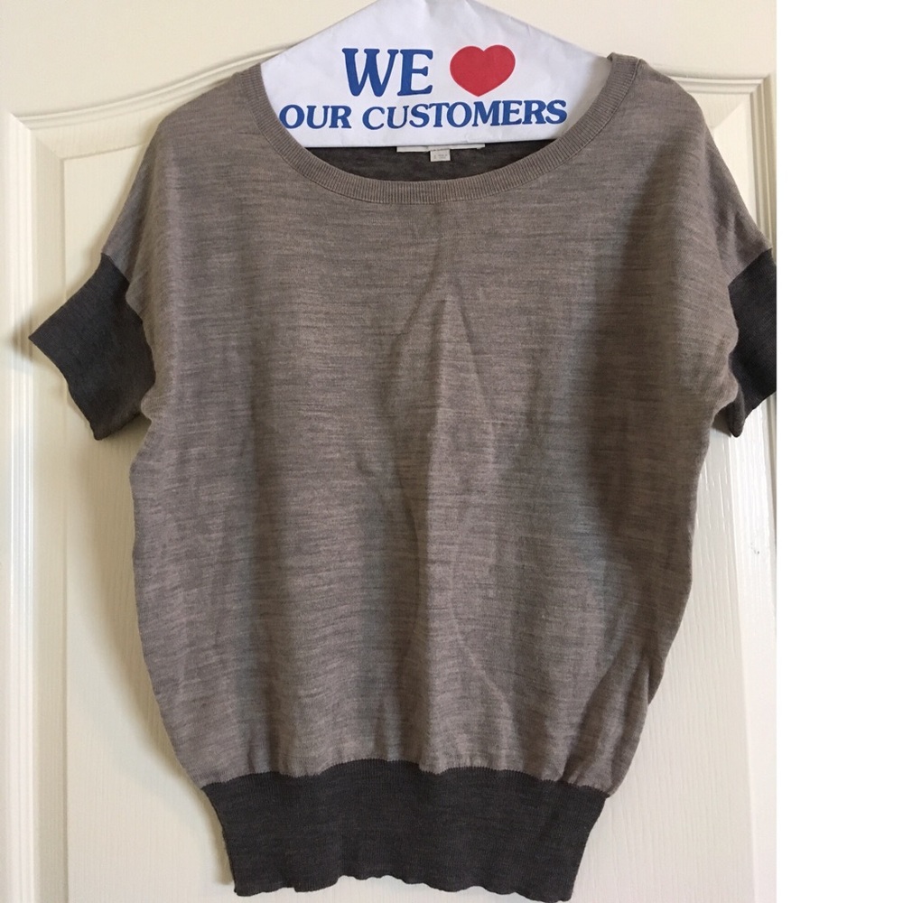 short sleeved gray/tan color block top